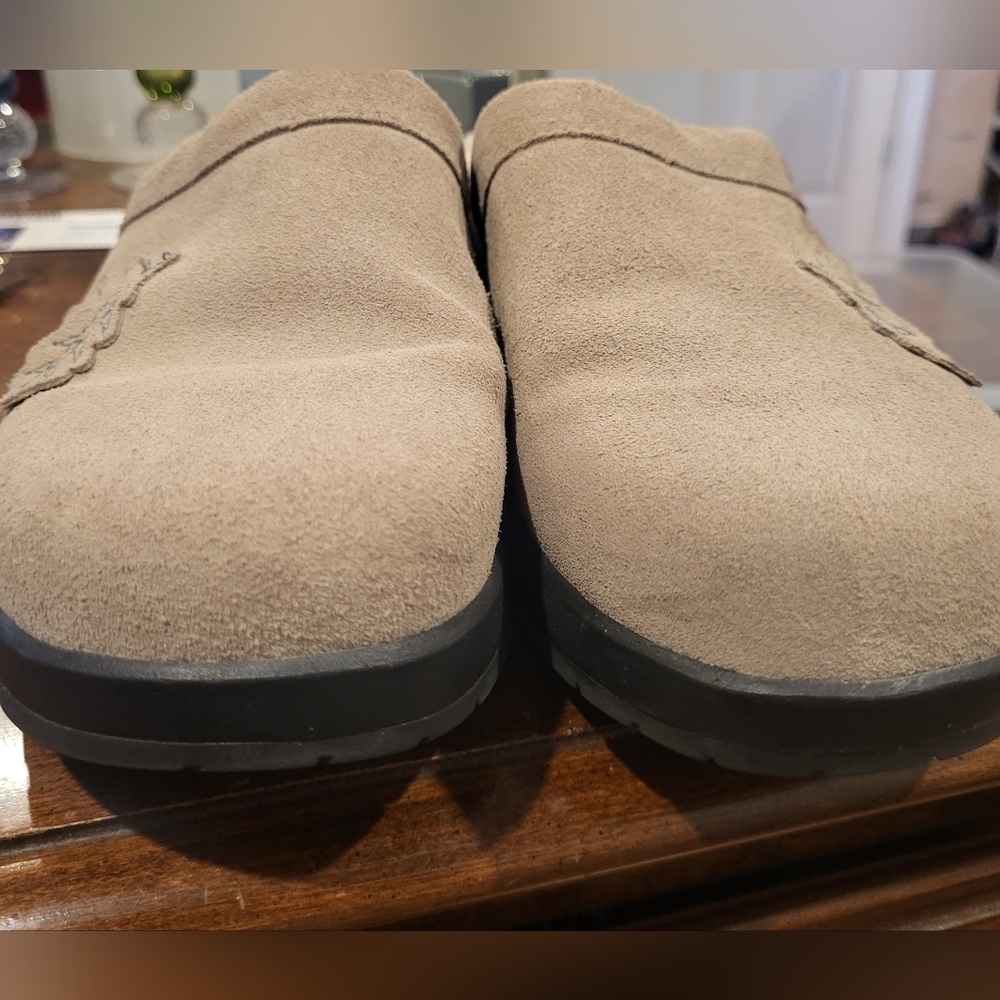 UGG Australia Beige Suede Shearling Lined Heeled Clogs Mules Leaf Design Size 10 - Picture 5 of 7